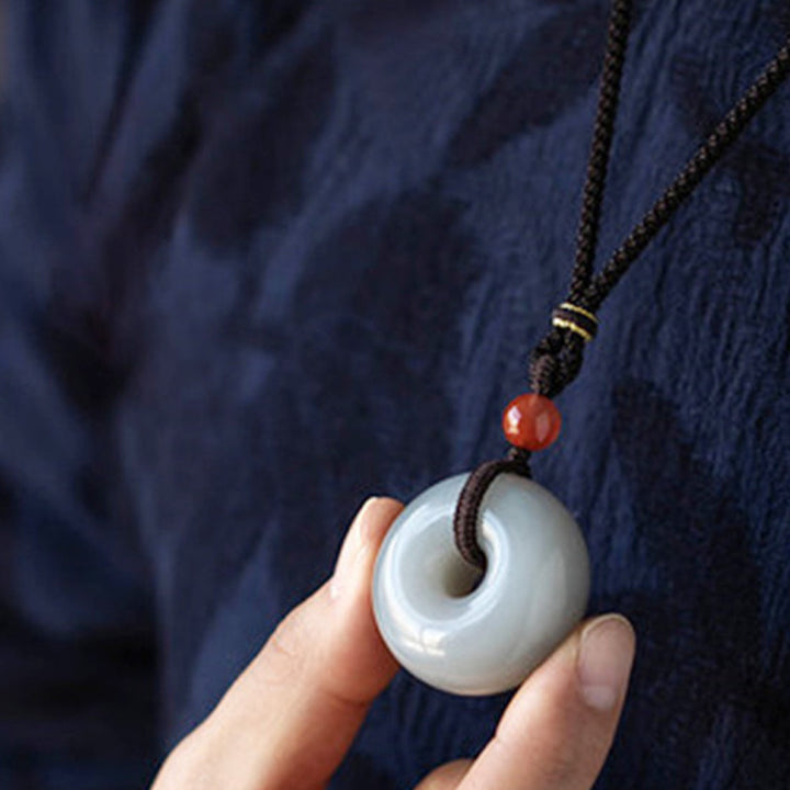 Natürlicher runder Jade-Halskettenanhänger aus grauer Jade mit Friedensschnalle und Glücksbringer