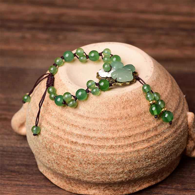 Buddha Stones natürliches grünes Jade-Glücks-Armband mit baumelnder Blume