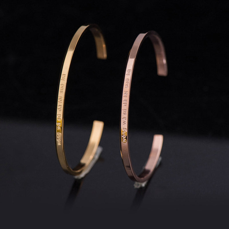 Segensschutzarmband aus Titanstahl mit Gravur „Sechs wahre Worte“.