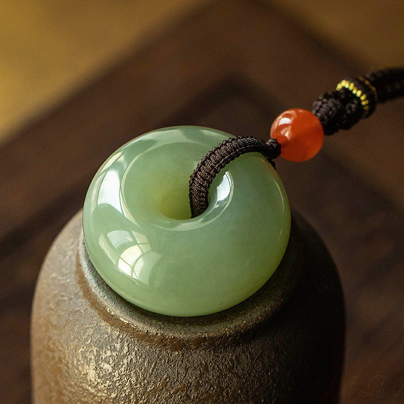 Natürlicher runder Jade-Halskettenanhänger aus grauer Jade mit Friedensschnalle und Glücksbringer