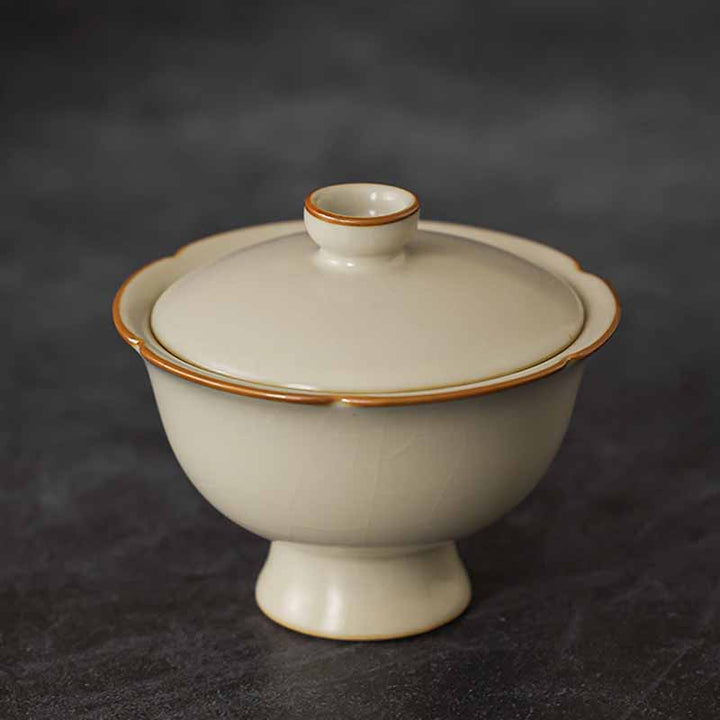 Buddha Stones Beige Pflaumenblütenform Pfirsichzweig Keramik Gaiwan Sancai Teetasse Kung Fu Teetasse mit Deckel