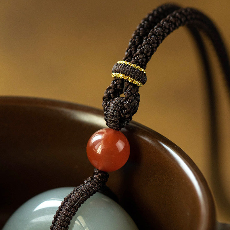 Natürlicher runder Jade-Halskettenanhänger aus grauer Jade mit Friedensschnalle und Glücksbringer