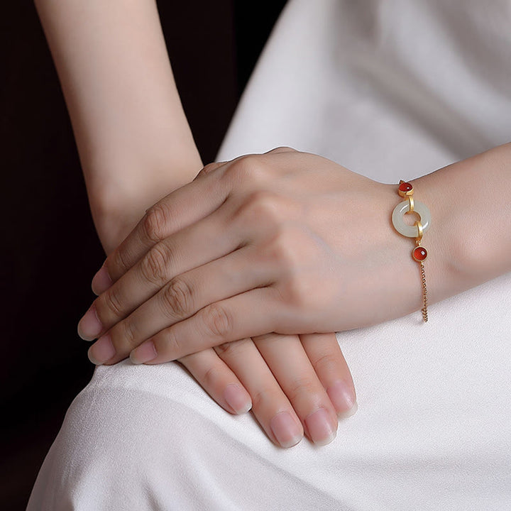 Buddha Stones Glücksarmband aus 925er-Sterlingsilber mit vergoldeter natürlicher Hetian-Jade, Friedensschnalle und rotem Achat