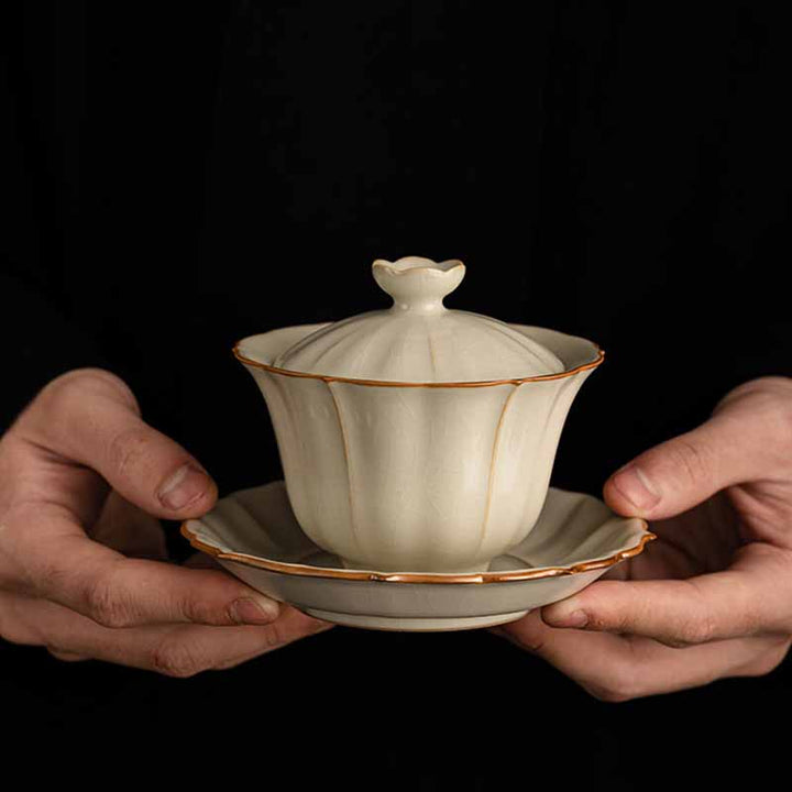 Buddha Stones Beige Pflaumenblütenform Pfirsichzweig Keramik Gaiwan Sancai Teetasse Kung Fu Teetasse mit Deckel