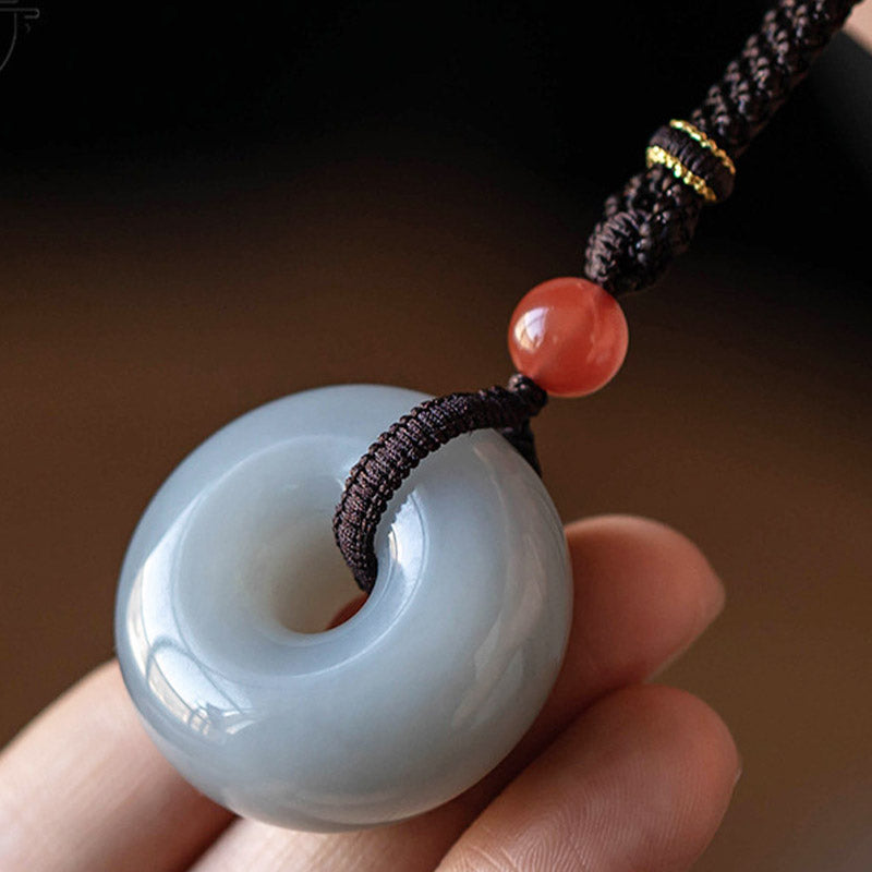 Natürlicher runder Jade-Halskettenanhänger aus grauer Jade mit Friedensschnalle und Glücksbringer