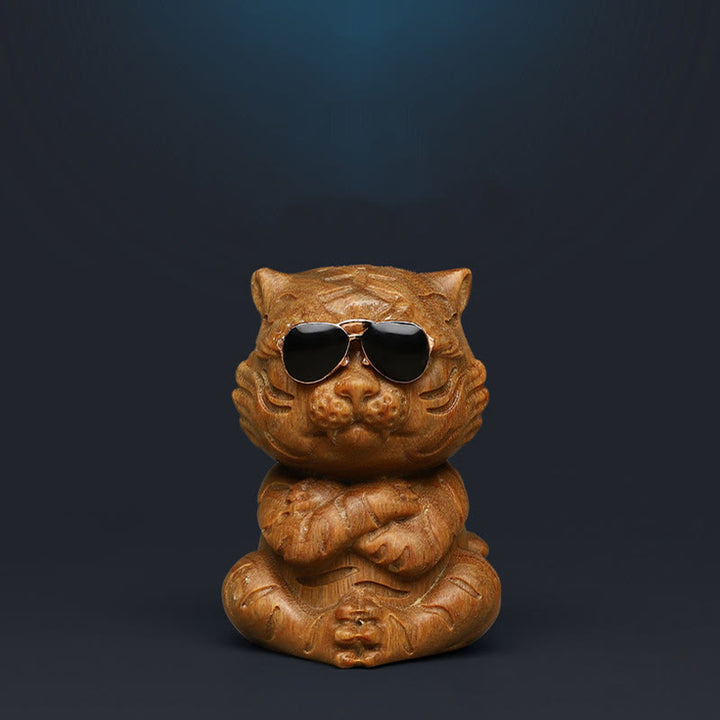 Buddha Stones, kleiner grüner Sandelholz-Tiger, gravierte positive Schreibtischdekoration