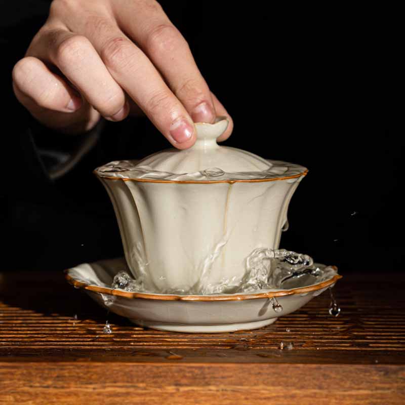 Buddha Stones Beige Pflaumenblütenform Pfirsichzweig Keramik Gaiwan Sancai Teetasse Kung Fu Teetasse mit Deckel