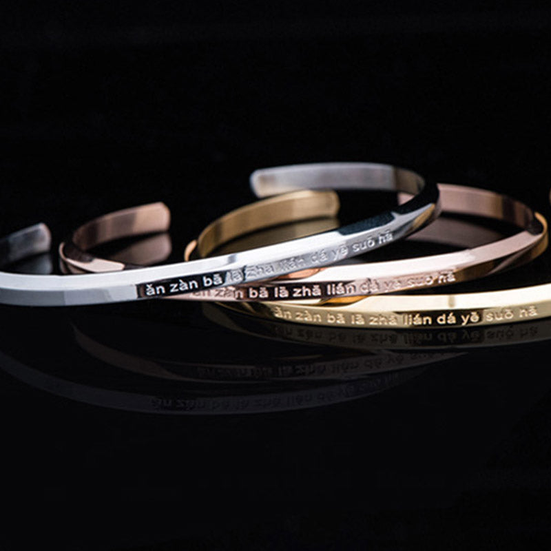 Segensschutzarmband aus Titanstahl mit Gravur „Sechs wahre Worte“.