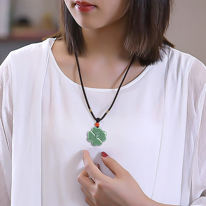 Buddha Stones Natürlicher vierblättriger Kleeblatt-Jade-Wohlstands-Halskettenanhänger