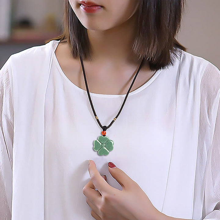 Buddha Stones Natürlicher vierblättriger Kleeblatt-Jade-Wohlstands-Halskettenanhänger