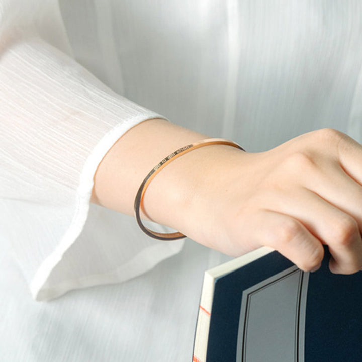 Segensschutzarmband aus Titanstahl mit Gravur „Sechs wahre Worte“.