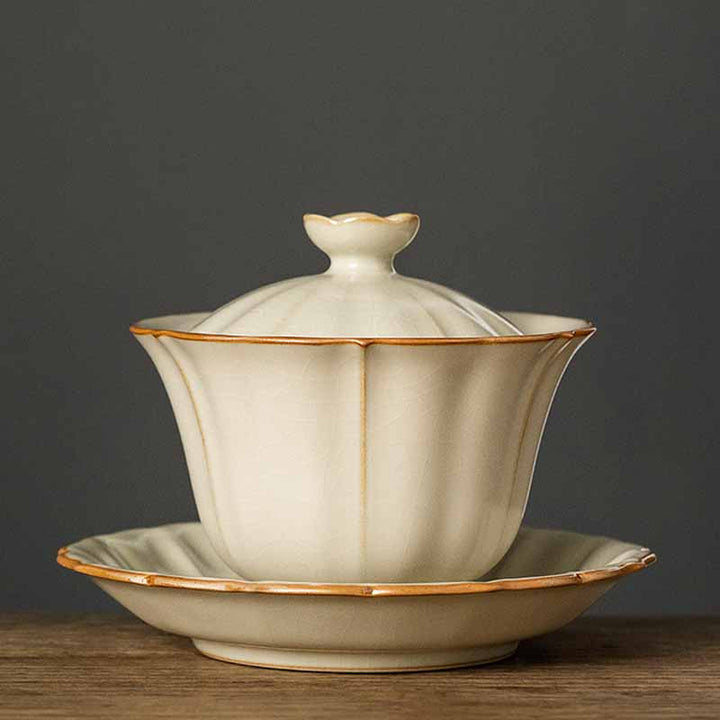 Buddha Stones Beige Pflaumenblütenform Pfirsichzweig Keramik Gaiwan Sancai Teetasse Kung Fu Teetasse mit Deckel