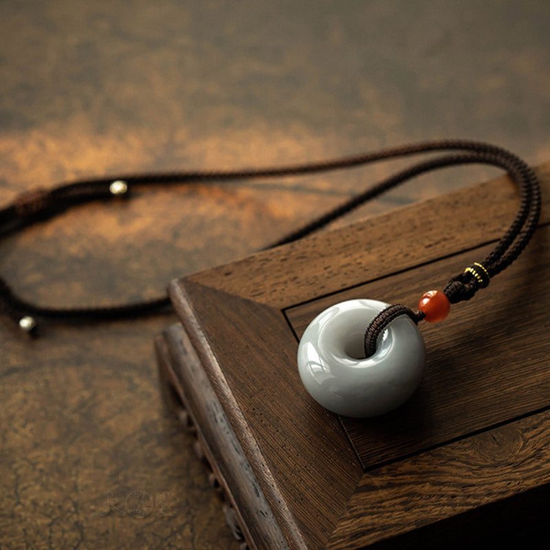 Natürlicher runder Jade-Halskettenanhänger aus grauer Jade mit Friedensschnalle und Glücksbringer