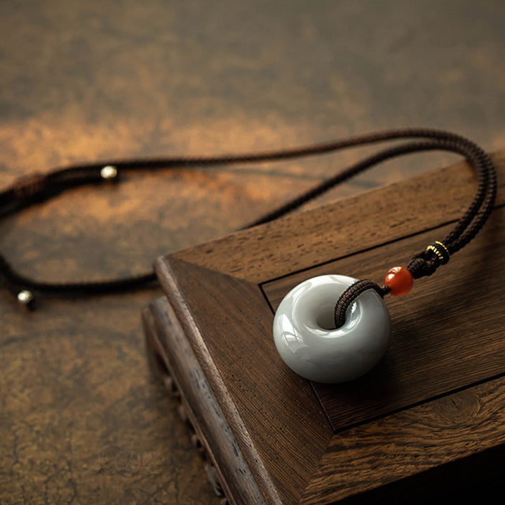 Natürlicher runder Jade-Halskettenanhänger aus grauer Jade mit Friedensschnalle und Glücksbringer