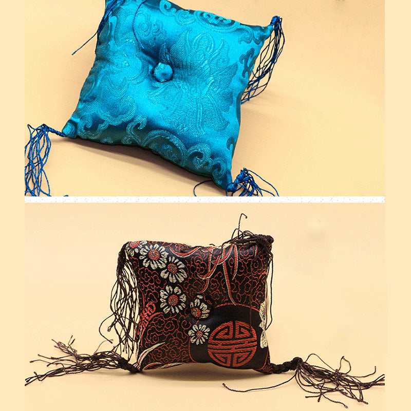 Tibetische Klangschalenkissendekoration mit Quastendekoration