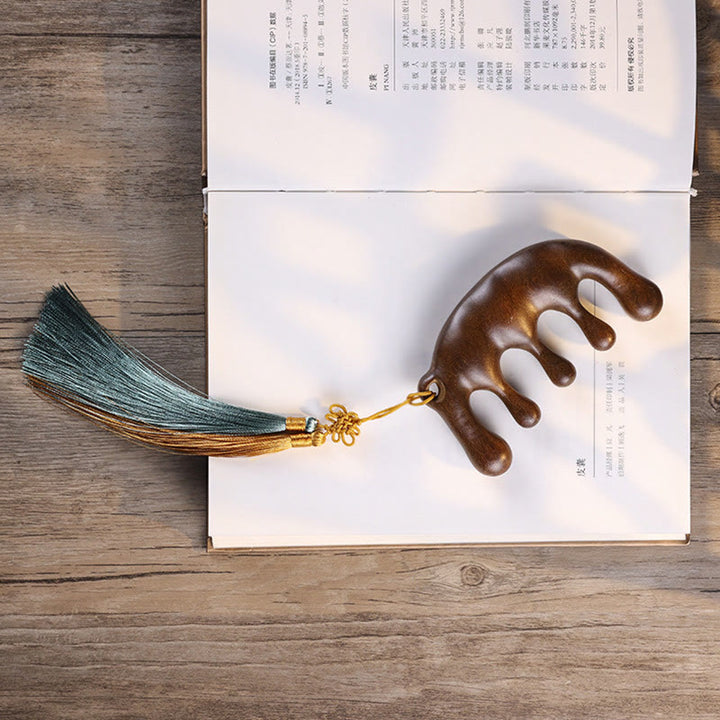 Schlichter, beruhigender Quasten-Massagekamm aus grünem Sandelholz