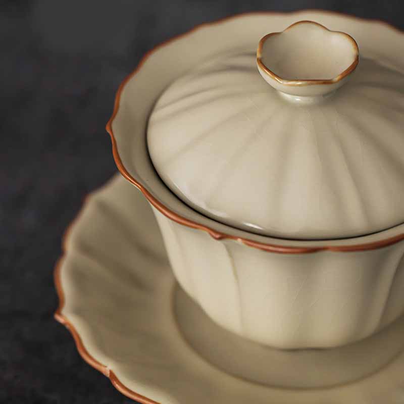 Buddha Stones Beige Pflaumenblütenform Pfirsichzweig Keramik Gaiwan Sancai Teetasse Kung Fu Teetasse mit Deckel