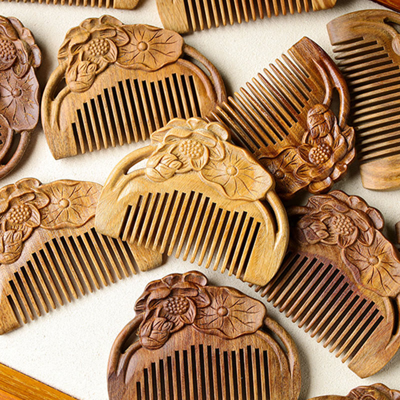 Beruhigender Kamm aus natürlichem grünem Sandelholz mit Lotusblütenblatt-Gravur