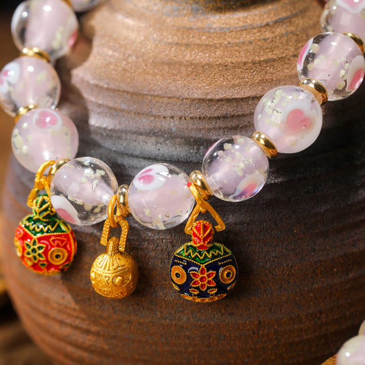 Buddha Stones Gold Schluckendes Biest Familien-Charm, leuchtendes rosa Liebesherz, fluoreszierendes Liuli-Glasperlen-Segens-Armband