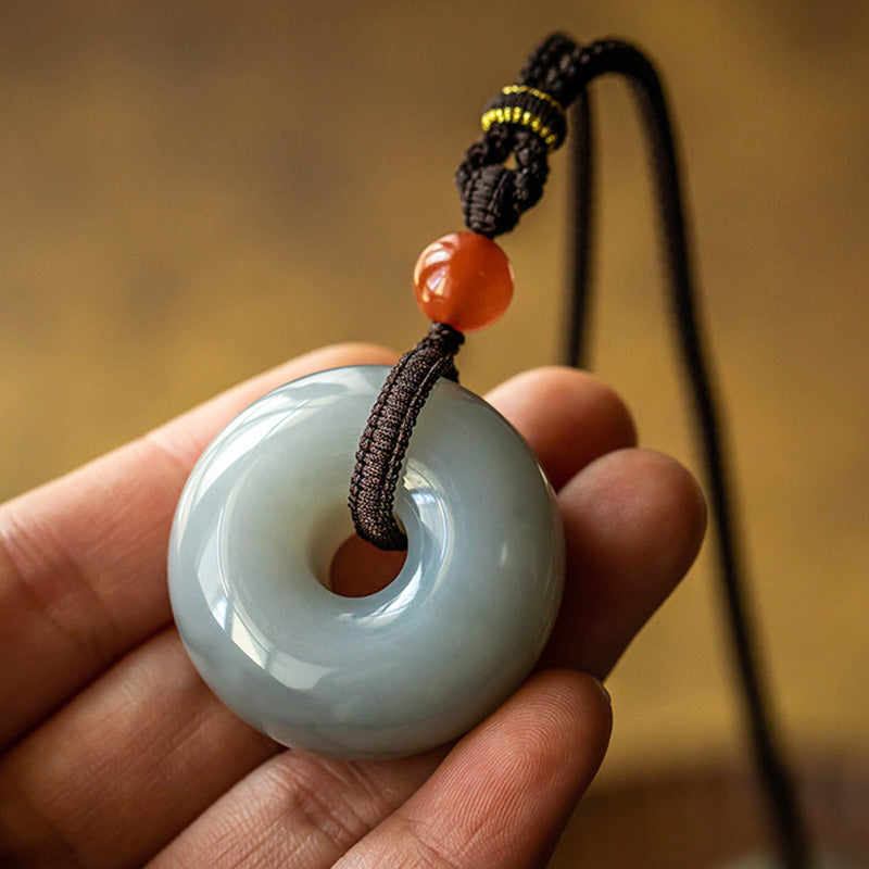 Natürlicher runder Jade-Halskettenanhänger aus grauer Jade mit Friedensschnalle und Glücksbringer