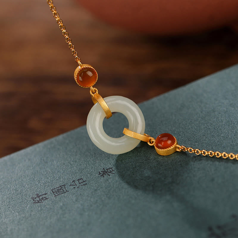 Buddha Stones Glücksarmband aus 925er-Sterlingsilber mit vergoldeter natürlicher Hetian-Jade, Friedensschnalle und rotem Achat