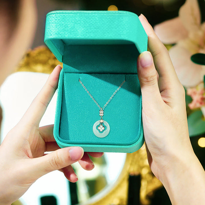 Buddha Stones 925 Sterling Silber natürliche Hetian Jade Glück vierblättriges Kleeblatt Zirkon Halskette Anhänger mit Geschenkbox