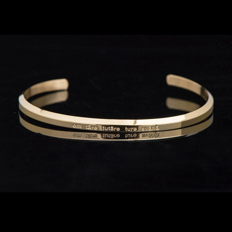 Segensschutzarmband aus Titanstahl mit Gravur „Sechs wahre Worte“.