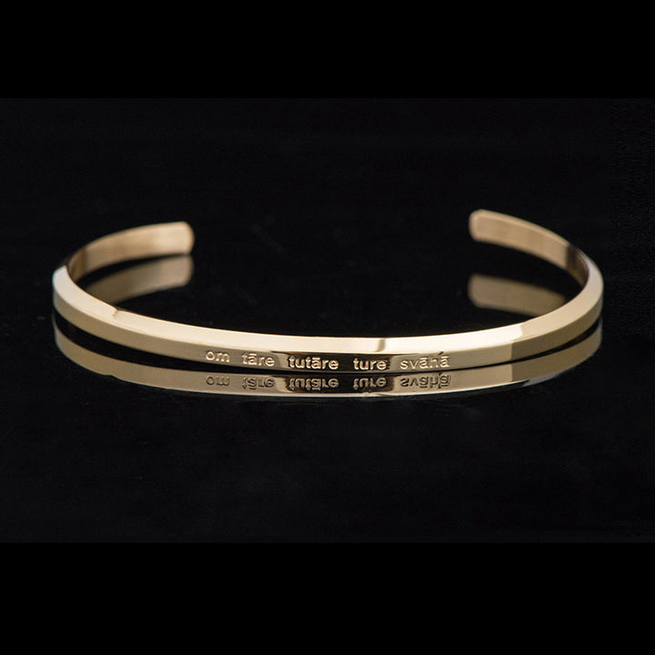 Segensschutzarmband aus Titanstahl mit Gravur „Sechs wahre Worte“.