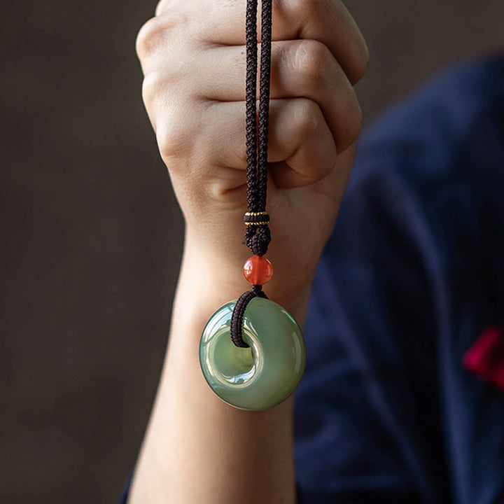 Natürlicher runder Jade-Halskettenanhänger aus grauer Jade mit Friedensschnalle und Glücksbringer