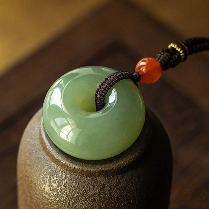 Natürlicher runder Jade-Halskettenanhänger aus grauer Jade mit Friedensschnalle und Glücksbringer