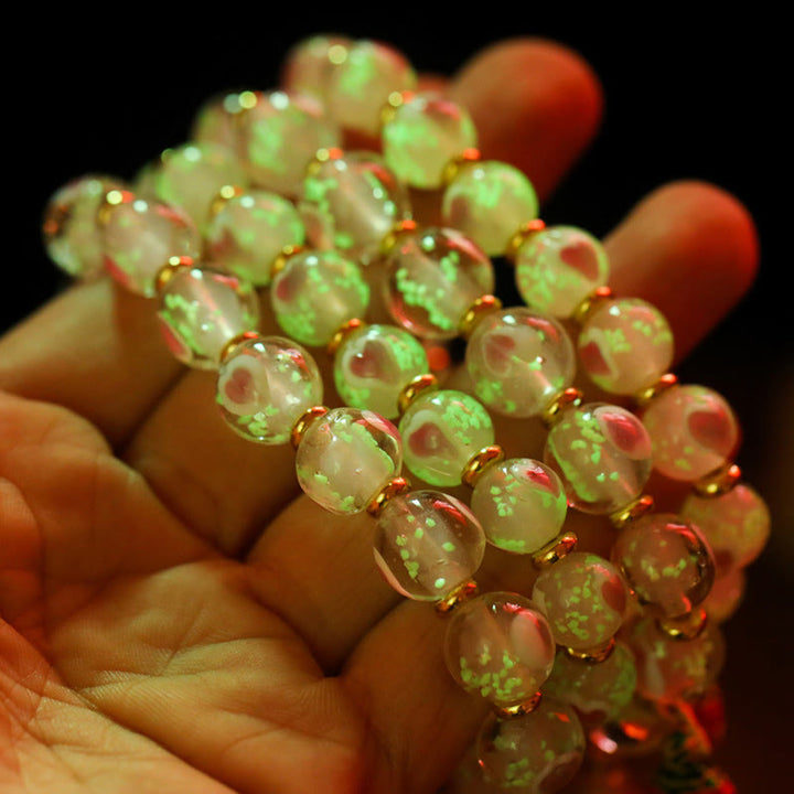 Buddha Stones Gold Schluckendes Biest Familien-Charm, leuchtendes rosa Liebesherz, fluoreszierendes Liuli-Glasperlen-Segens-Armband