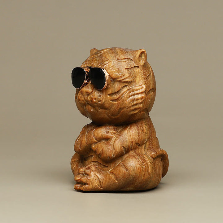 Buddha Stones, kleiner grüner Sandelholz-Tiger, gravierte positive Schreibtischdekoration