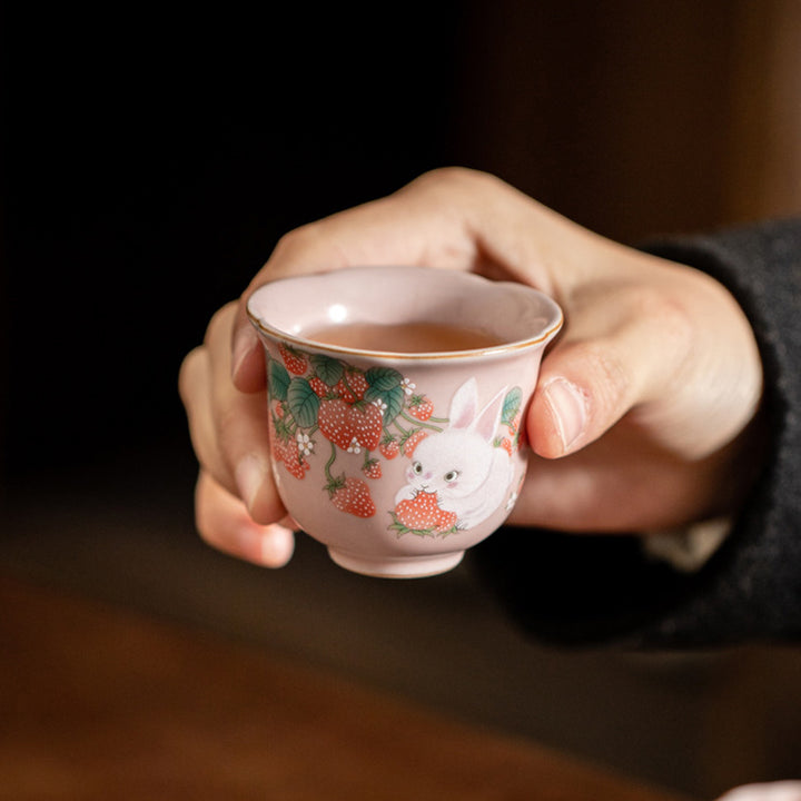 Buddha Stones Süße Keramik-Teetasse mit Erdbeer-Hasenblüte, Kung-Fu-Teetasse, 55 ml