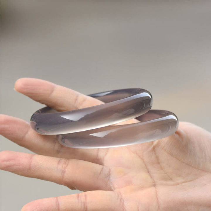 Buddha Stones Naturgrauer Chalcedon-Harmonie-Armreif - image 2