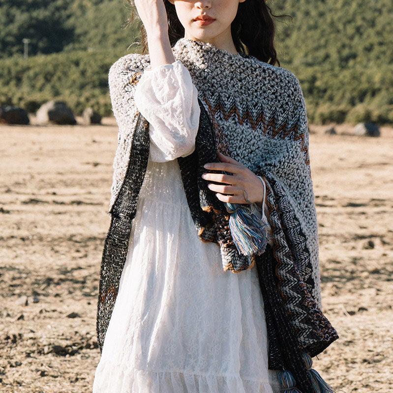 Tibetischer Schal mit Buddha Stonesn, grau-braun gestreift, gestrickte Quasten, gemütlicher Winter-Reiseschal - image 1