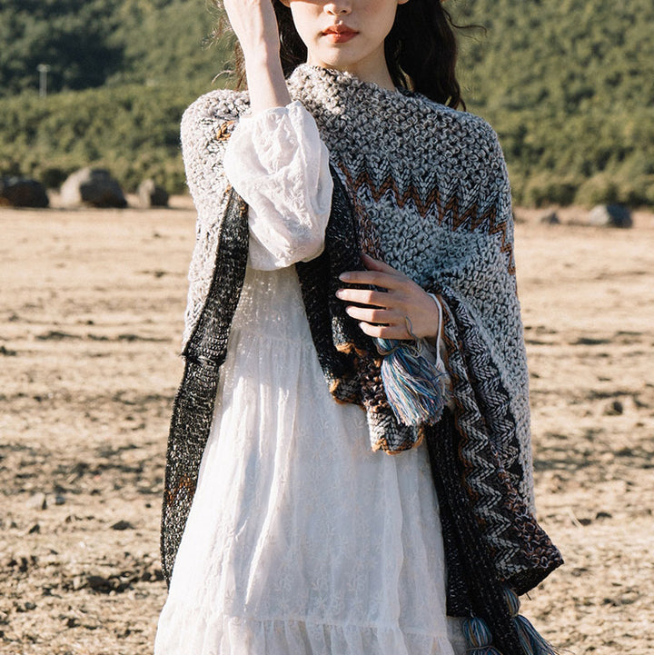 Tibetischer Schal mit Buddha Stonesn, grau-braun gestreift, gestrickte Quasten, gemütlicher Winter-Reiseschal - image 1