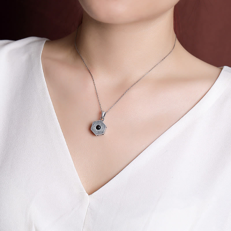 Halskette mit Anhänger aus tibetischem 990er Sterlingsilber mit Buddha-Steinen „Om Mani Padme Hum“ und Lotus-Liebesprojektion - image 7