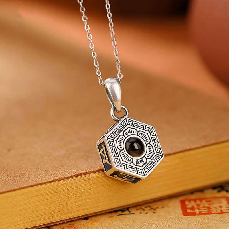 Halskette mit Anhänger aus tibetischem 990er Sterlingsilber mit Buddha-Steinen „Om Mani Padme Hum“ und Lotus-Liebesprojektion - image 1