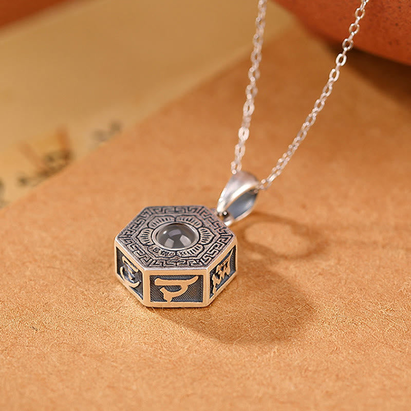 Halskette mit Anhänger aus tibetischem 990er Sterlingsilber mit Buddha-Steinen „Om Mani Padme Hum“ und Lotus-Liebesprojektion - image 3