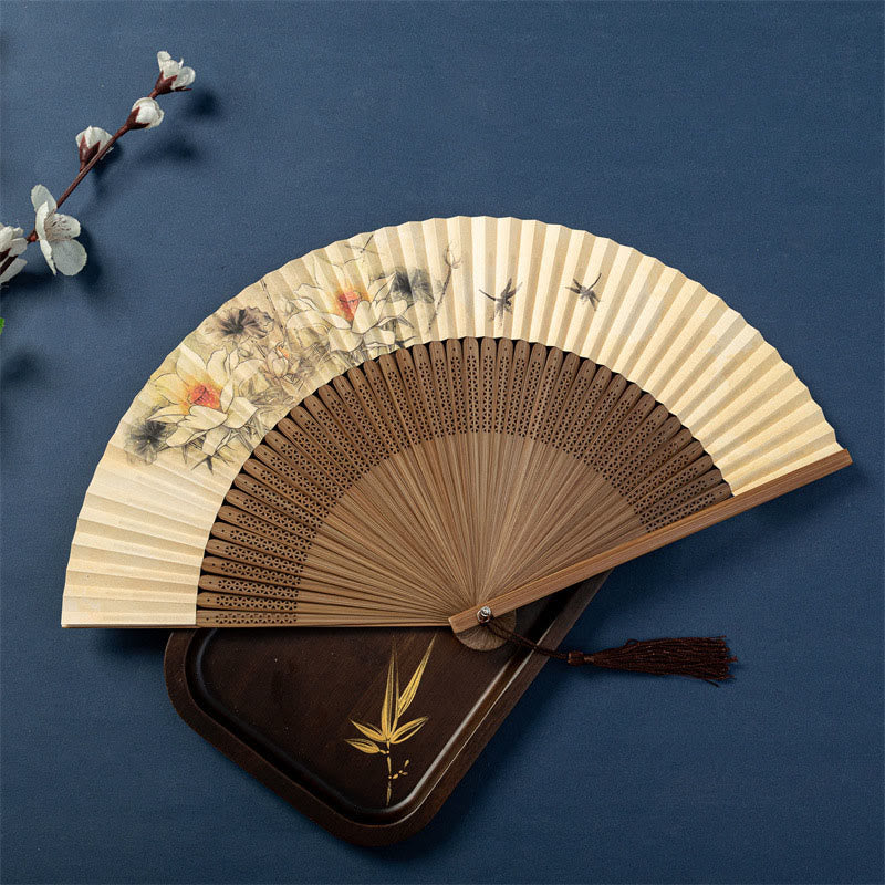 Handfächer aus Bambus mit Buddha-Steinen, Lotus, Libelle, Wildgänsen, Pflaumenblüte, 22,5 cm - Lotus-Libelle 22,5 cm - Gewöhnliche Quaste - image 1