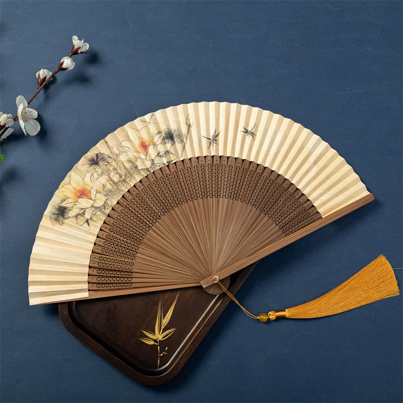 Handfächer aus Bambus mit Buddha-Steinen, Lotus, Libelle, Wildgänsen, Pflaumenblüte, 22,5 cm - Lotus-Libelle 22,5 cm - Spezielle Quaste - image 6