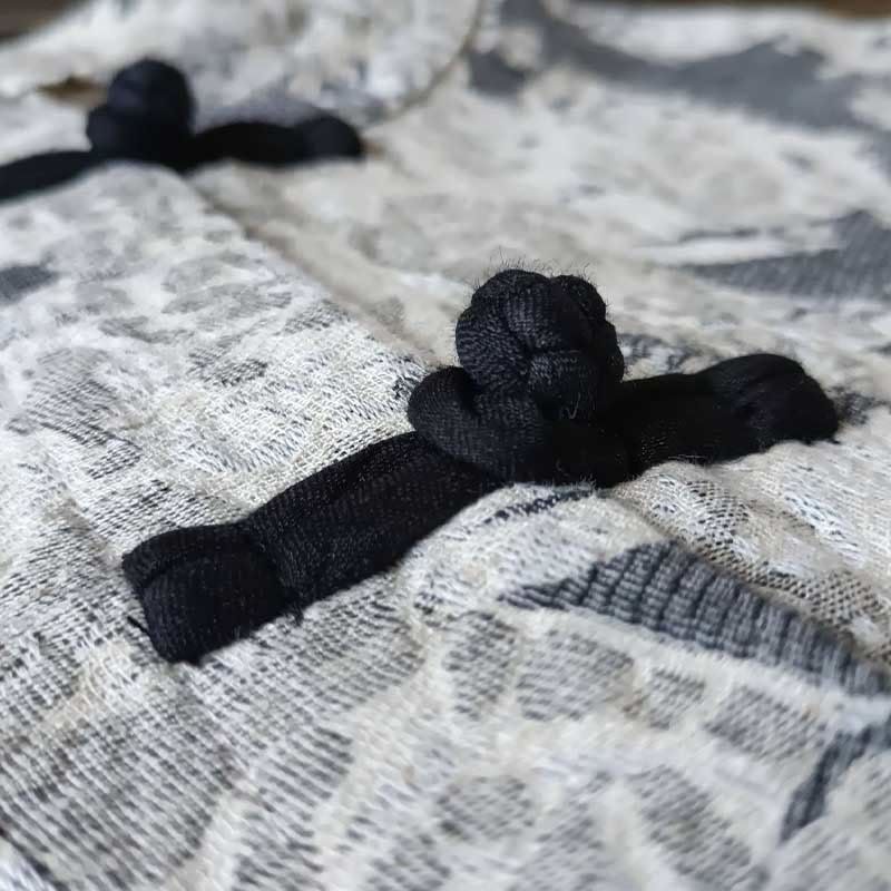 Buddha Stones Schwarz-Grau-Druck Froschknopf-Design Langärmliges Baumwoll-Leinen-Jackenhemd mit Taschen - image 8