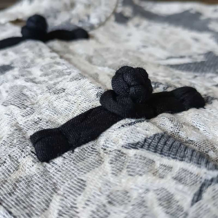 Buddha Stones Schwarz-Grau-Druck Froschknopf-Design Langärmliges Baumwoll-Leinen-Jackenhemd mit Taschen - image 8