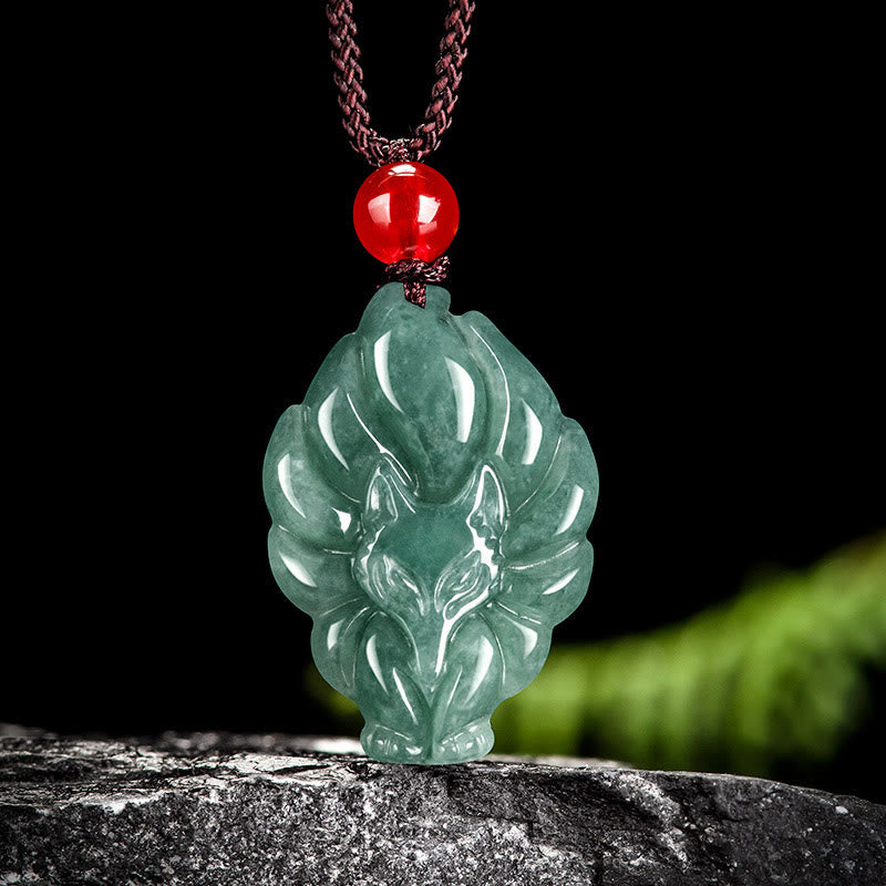 Buddha Stones Halskettenanhänger aus natürlichem grünem Jade in Form eines neunschwänzigen Fuchses - Jade - image 0