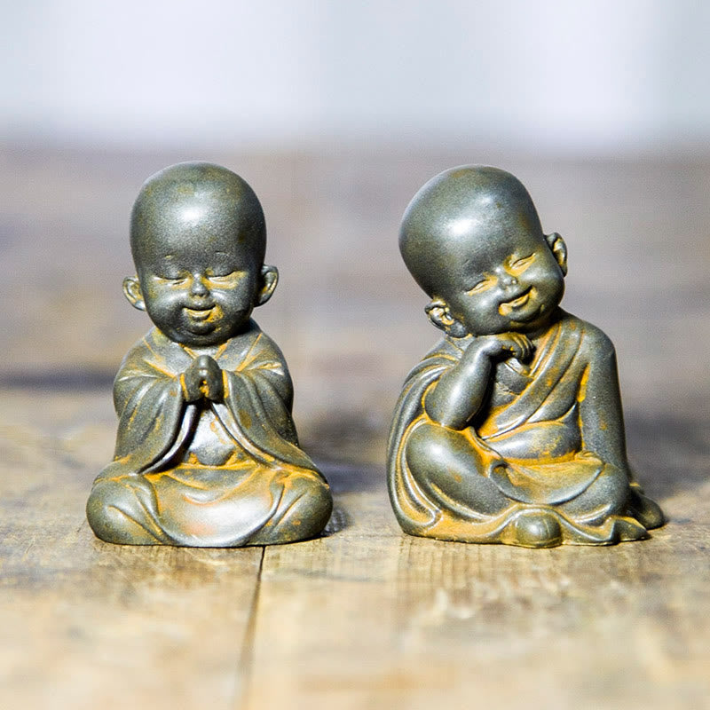 Buddha Stones Kleiner meditierender Mönch Eisenpulver Rost Gießharzstatue Schreibtischdekoration - image 1
