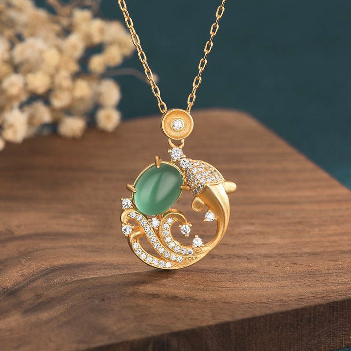 Buddha Stones Halskette mit Anhänger „Koi-Fisch“ aus grünem Chalcedon - Koi Fisch Grüner Chalcedon - image 1