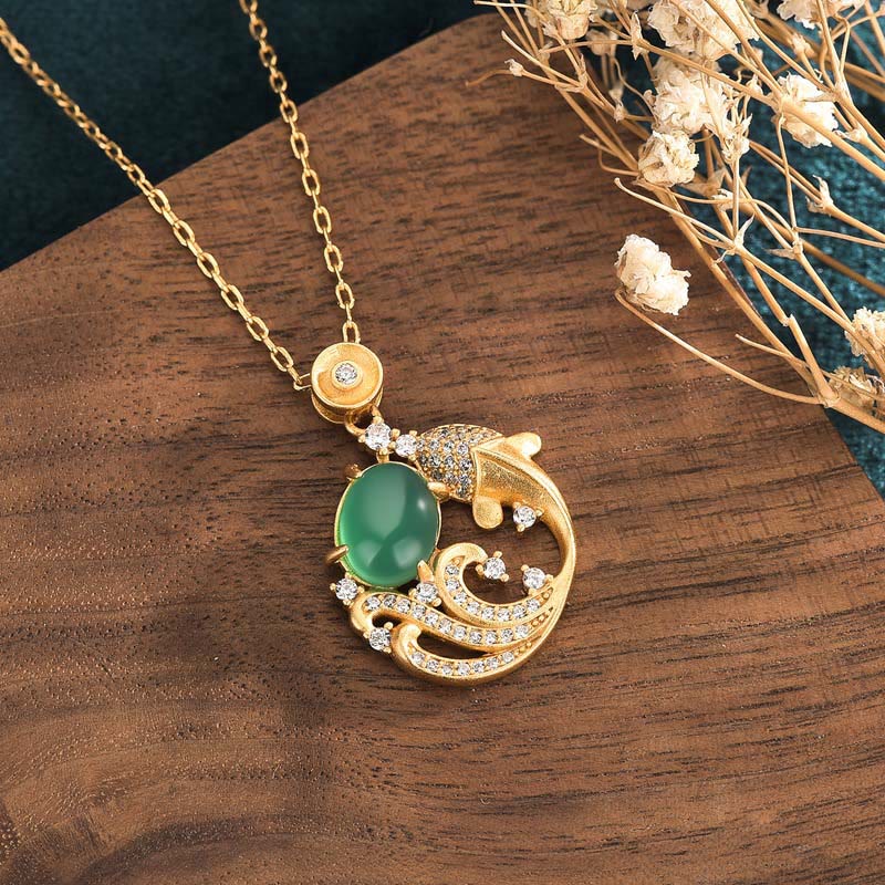 Buddha Stones Halskette mit Anhänger „Koi-Fisch“ aus grünem Chalcedon - image 2