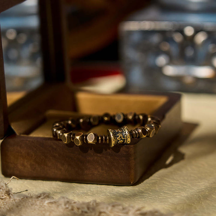 Buddha Stones Tibetisches Om Mani Padme Hum Amulett-Fokus-Armband aus geschnitztem Kupfer und Messing