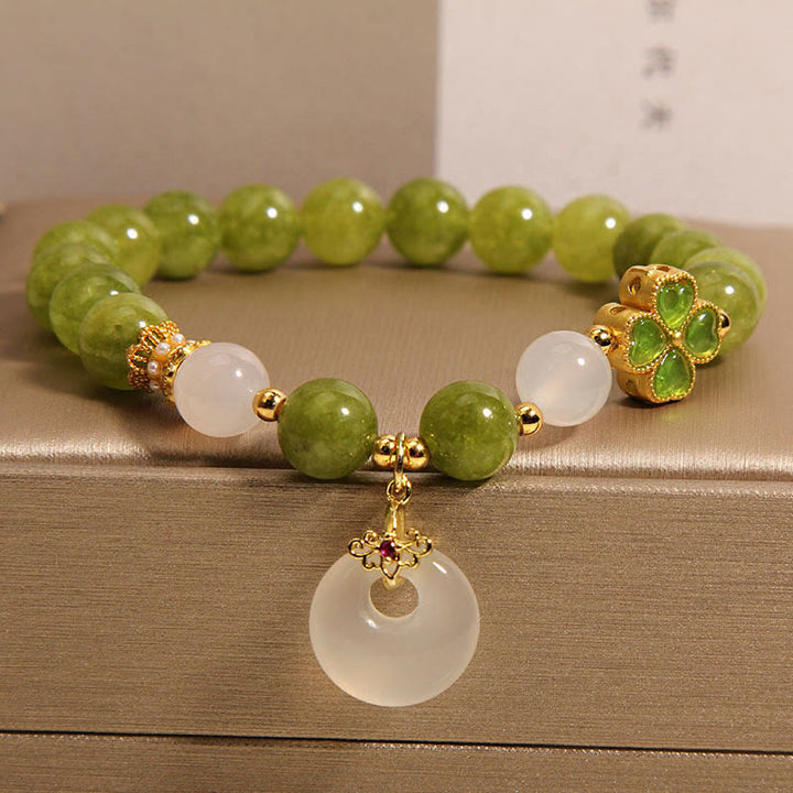 Buddha Stones, grüner Turmalin, Chalcedon, vierblättriges Kleeblatt, Peace-Schnalle, Charm-Armband mit Weisheitssymbol