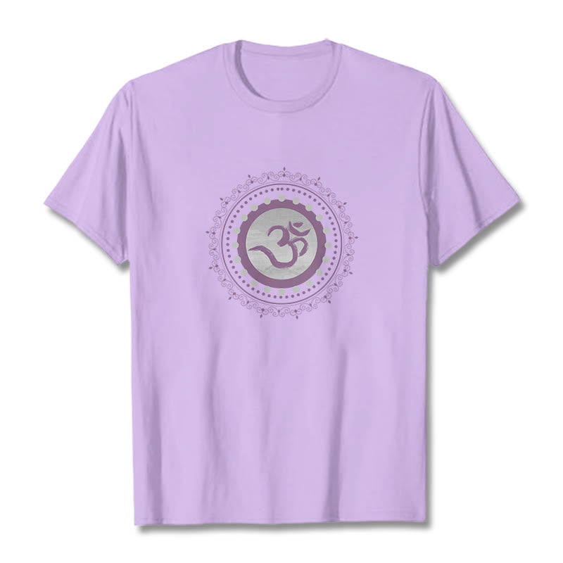 T-Shirt aus Baumwolle mit Buddha Stones und Om-Mandala-Muster - Pflaume - 2XL - image 9